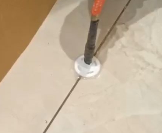 卡若瓷砖空鼓维修公司专业解答瓷砖在铺贴过程中，如果没有涂抹均匀到位的粘结材料（如水泥砂浆或瓷砖胶），可能会导致以下问题