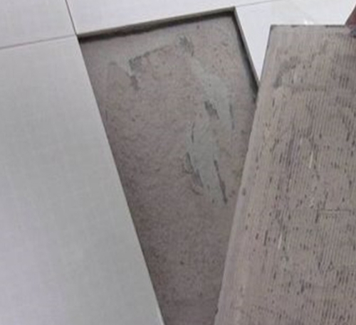 卡若瓷砖空鼓维修公司分享瓷砖铺贴时如果打浆（即涂抹在瓷砖背面和基层上的砂浆或瓷砖胶）过少，会带来以下问题